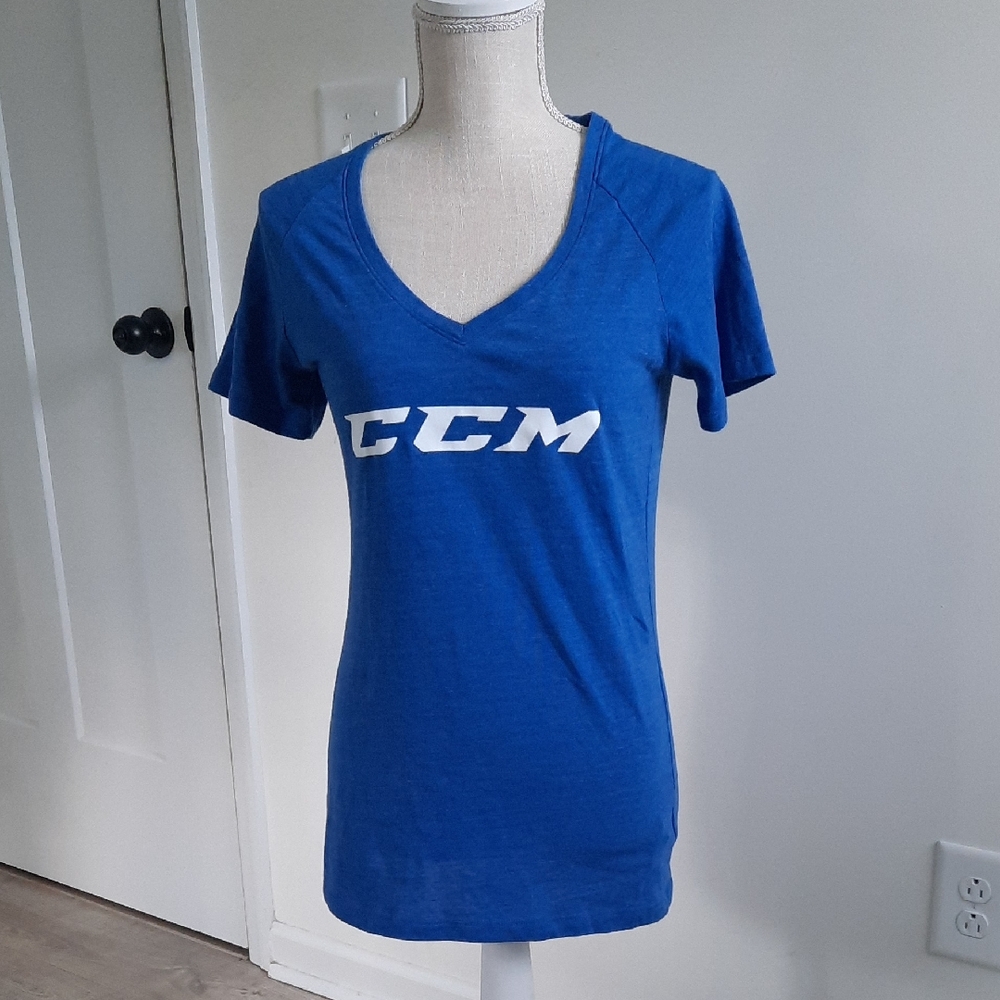 NWOT Women's CCM USA Hockey T-shirt Medium